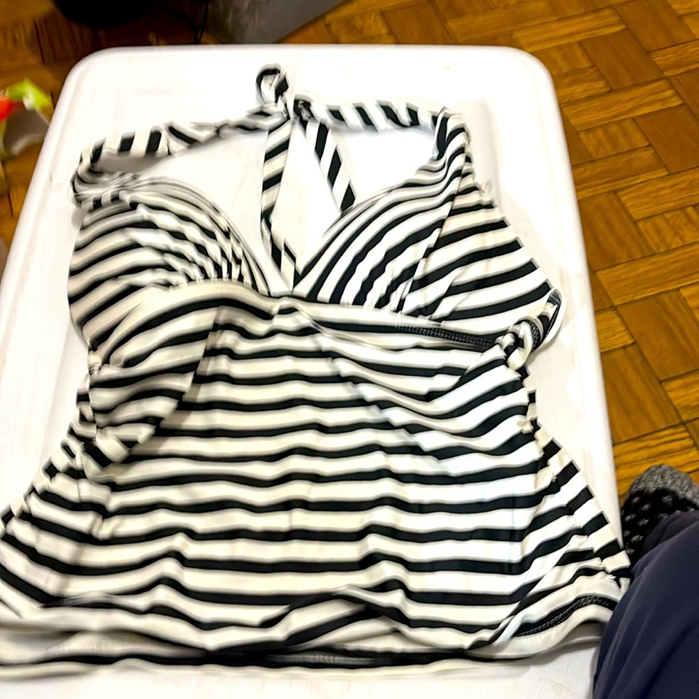 Collections by Catalina woman’s swim top sz S